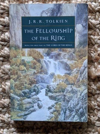 The Fellowship of the Ring: Lord of the Rings Trilogy, Book 1 (Paperback) J.R.R. Tolkien