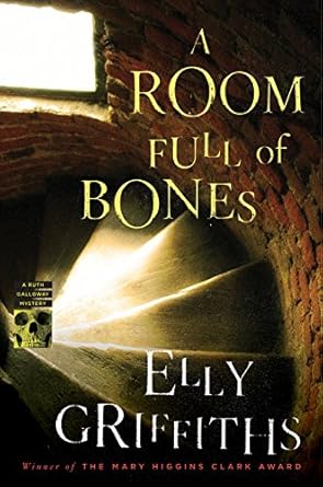 A Room Full of Bones: Ruth Galloway Mysteries, Book 4 (Hardcover) Elly Griffiths