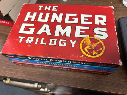 The Hunger Games Trilogy Box Set (Paperback) Suzanne Collins